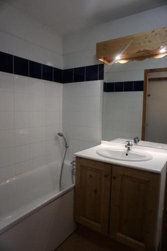 une salle de bain avec un lavabo et une baignoire dans l'établissement Résidence Balcons Du Soleil - 2 Pièces cabine 6 personnes MAE-2774, à Orcières