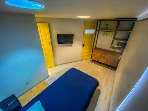Postel nebo postele na pokoji v ubytování Fardo Hotel Autónomo en Bogotá - Zona T - Recepción Digital 24H