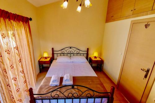 Ένα ή περισσότερα κρεβάτια σε δωμάτιο στο Vrachos Beach Villa