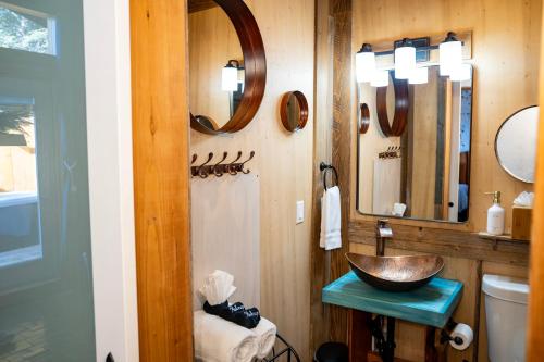 a bathroom with a bowl sink and a mirror at Homer Inn & Spa in Homer