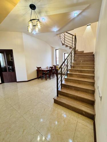 a staircase in a room with a table and chairs at Garden EVN Airport in Pʼarakʼar