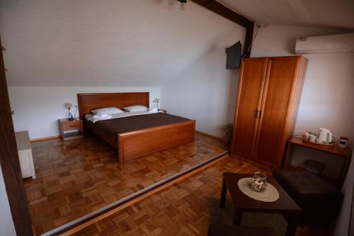 sypialnia z łóżkiem i drewnianą podłogą w obiekcie Apartment Bojadzi w Ochrydzie