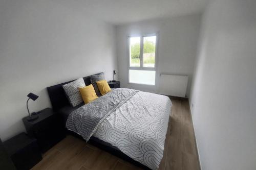 1 dormitorio con cama y ventana en Appartement LO du Lac - Paladru, en Paladru