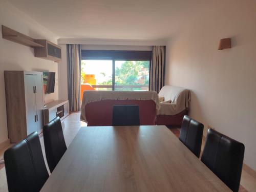 a room with a table and chairs and a bedroom at Paraíso Galera - Apartamento con piscina in Estepona
