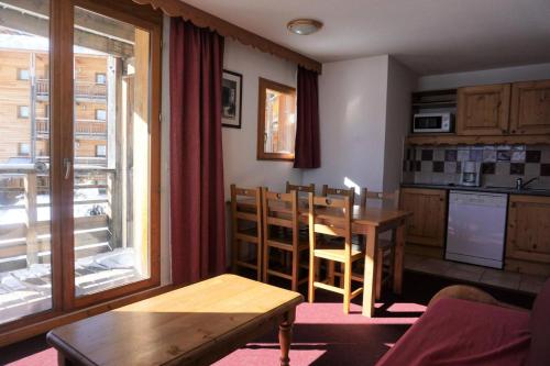une cuisine avec une table à manger et une cuisine avec une fenêtre dans l'établissement Résidence Cristallines - 2 Pièces cabine 6 Personnes MAE-9378, à Orcières