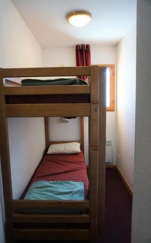 - 2 lits superposés dans une petite chambre dans l'établissement Résidence Cristallines - 2 Pièces cabine 6 Personnes MAE-9378, à Orcières