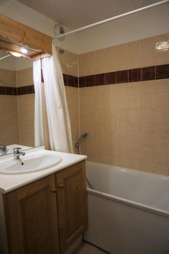 une salle de bain avec un lavabo et une baignoire dans l'établissement Résidence Cristallines - 2 Pièces cabine 6 Personnes MAE-9378, à Orcières