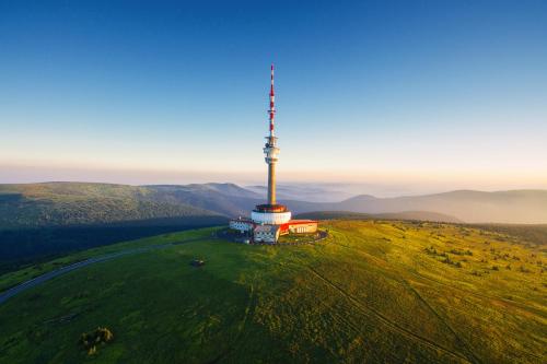 an antenna on top of a hill with mountains in the background at Vila MAX - WHIRLPOOL & BAZÉN & SAUNA in Velké Losiny