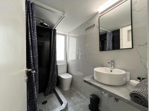 biała łazienka z umywalką i toaletą w obiekcie Deseo 2 Apartments w Atenach