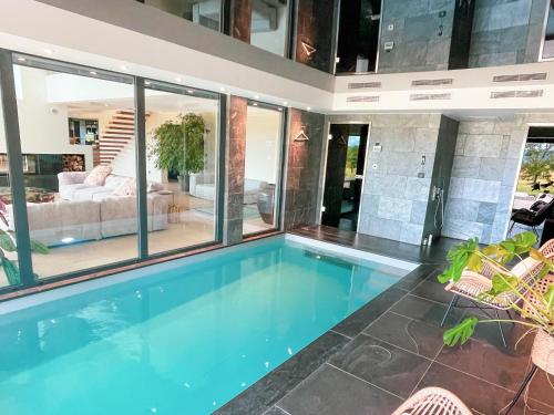 - une piscine dans une maison dans l'établissement Villa de montagne avec piscine intérieure chauffée, à Bellefosse