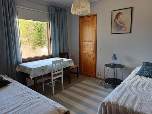 En eller flere senger på et rom på Naurismäki Iisalmi