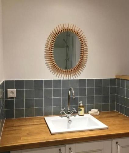 une salle de bain avec un lavabo et un miroir dans l'établissement Les Espaces Bergerie - La Hazira, à Peille