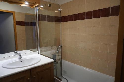 une salle de bains avec lavabo et baignoire dans l'établissement Résidence Cristallines - 2 pièces 4 personnes MAE-4434, à Orcières