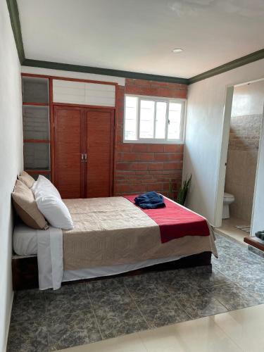 Apartamento tipo estudio في Mérida: غرفة نوم بسرير كبير في غرفة