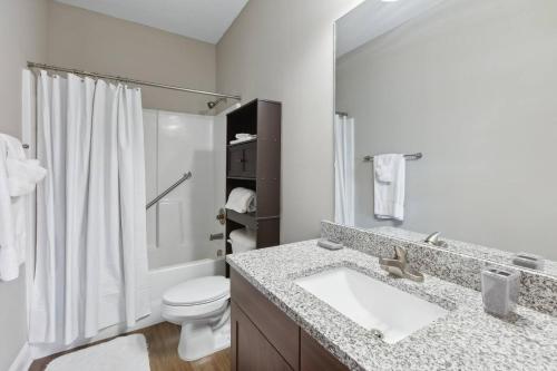 y baño con lavabo, aseo y ducha. en Cypress 85 1bedroom 1br With Pool Access!, en Tifton