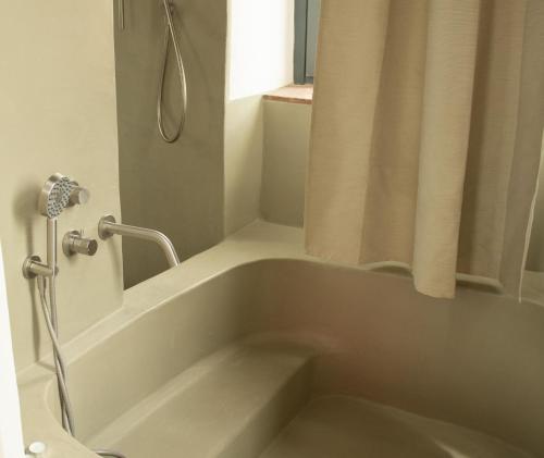 Salle de bains dans l'établissement Torre Subrosa, vasca in camera cromoterapia