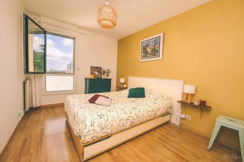 une chambre avec un lit et une fenêtre dans l'établissement Superbe appartement, 1min du tramway, parking, A/C, à Blagnac