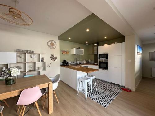 une cuisine avec une table et une salle à manger dans l'établissement Villa Fleurette Arcachon l aiguillon, à Arcachon