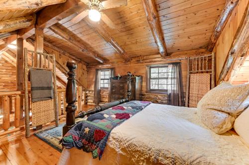 um quarto com uma cama num chalé de madeira em Serene Lake Luzerne Cabin with Lake and Beach Access! em Lake Luzerne