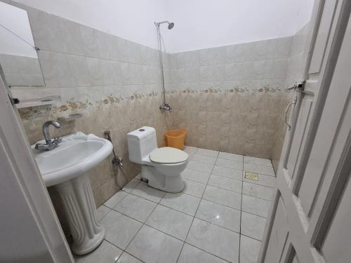 ein kleines Bad mit WC und Waschbecken in der Unterkunft Salsa Resort 