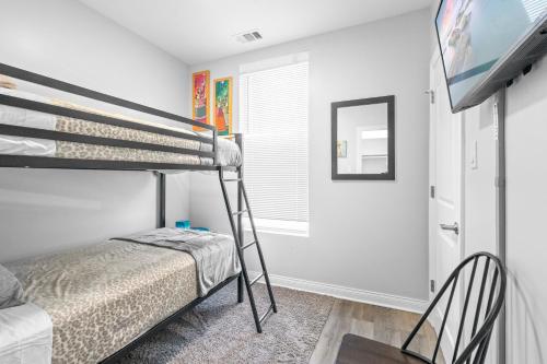 Двох'ярусне ліжко або двоярусні ліжка в номері Newly rehabbed Greystone with 2 private apartments, backyard, garage, laundry, close to expressway