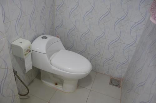Ένα μπάνιο στο Private Furnished Penthouse Apartment With Rooftop Garden In Chittagong