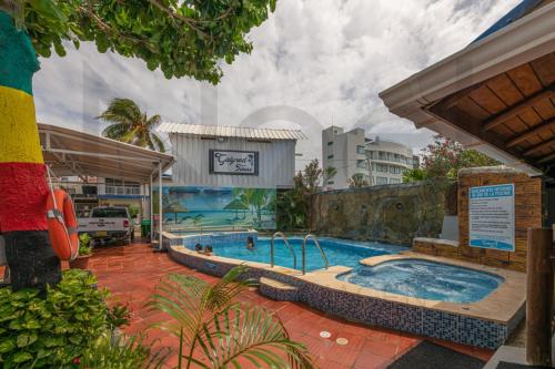 una gran piscina con un gran acuario junto a un edificio en EL GALY SU HOTEL FAMILIAR en San Andrés