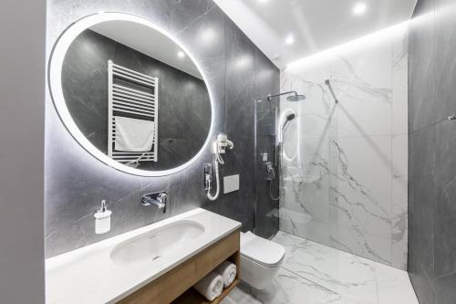格地尼亞的住宿－SQUARE APARTMENTS GDYNIA，一间带水槽和镜子的浴室