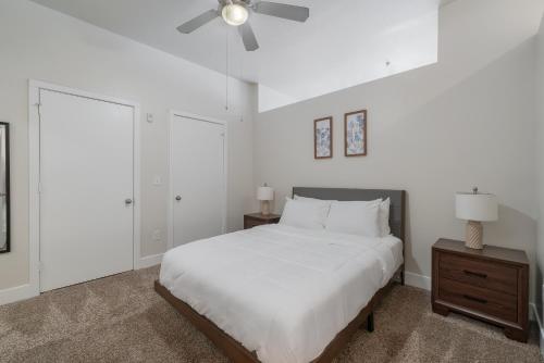 um quarto branco com uma cama e uma ventoinha de tecto em Peaceful 1br Corporate Suite, Parking, Pool Cs em Dallas