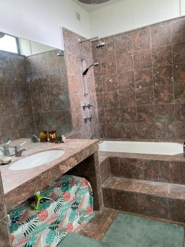 y baño con lavabo y bañera. en Chambre spacieuse avec terrasse dans villa d architecte en Le Pecq