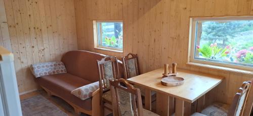 jadalnia ze stołem, kanapą, stołem i krzesłami w obiekcie Agroturystyka Perła Gaju w mieście Wojciechów