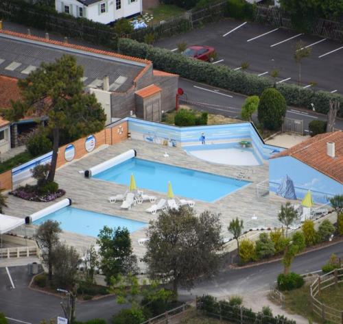 an overhead view of a swimming pool in a parking lot at Mobile home 4 personnes - La Cotinière - Ile d'Oléron in La Cotinière