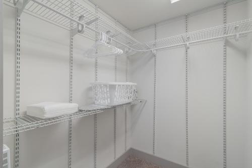 baño con paredes blancas y estanterías blancas en High End Apartment, Pool, Gym, Parking Cs, en Dallas