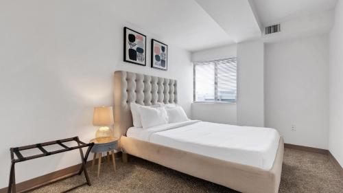 ein weißes Schlafzimmer mit einem großen Bett und einem Fenster in der Unterkunft Beautiful Corporate 2br Apartment, Pool Pp in Harrisburg
