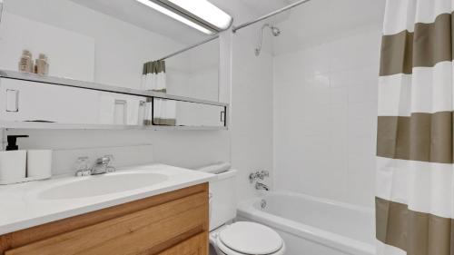 ein weißes Bad mit einem Waschbecken und einem WC in der Unterkunft Beautiful Corporate 2br Apartment, Pool Pp in Harrisburg