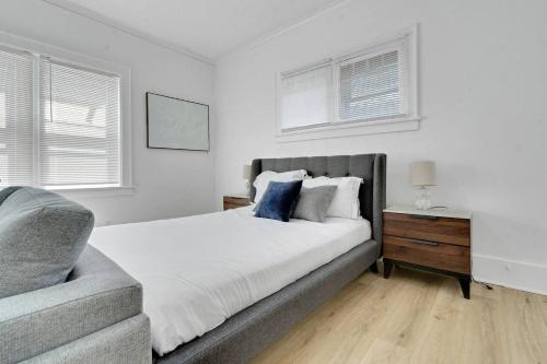 una camera bianca con un letto e un divano di Spectacular Studio Apartment a Rochester