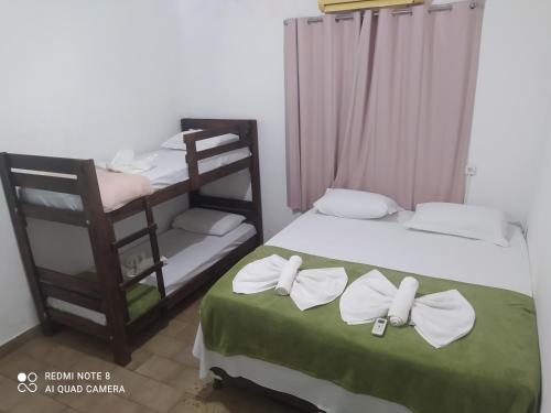 大坎普的住宿－Hostel Pantanal Experience - Pantanal n' Bonito Tours，一间卧室配有两张床和一张双层床。