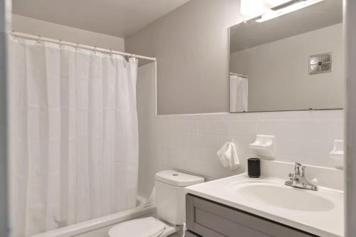 y baño con lavabo, aseo y espejo. en Luxury On A Budget! Spacious Retreat Awaits, en Wilmington