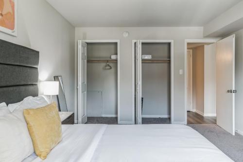 Postel nebo postele na pokoji v ubytování Luxury On A Budget! Spacious Retreat Awaits