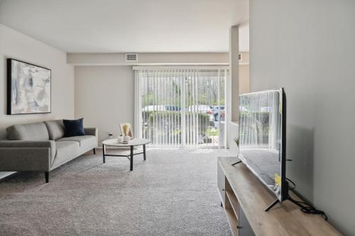 a living room with a couch and a tv at Chateau 506 Stunning In Wilmington, Free Parking! in Wilmington