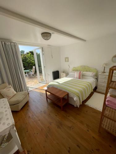 une chambre avec un lit, un canapé et une fenêtre dans l'établissement La Petite Maison, à Corme-Écluse