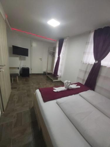 Un dormitorio con una cama con una toalla. en Panda Rooms, en Maribor