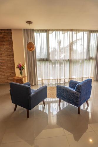 a living room with two chairs and a table at Hotel Wellness - Belleza y Serenidad in Boca del Río