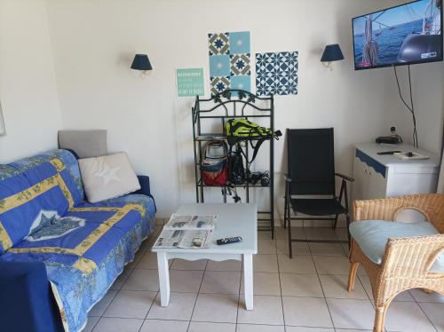 un salon avec un canapé et une table dans l'établissement Pomme, à Talmont-Saint-Hilaire