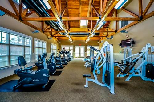 - une salle de sport avec des tapis de course et des équipements de cardio-training dans un bâtiment dans l'établissement Glen Riddle Pleasant Colony 104, à Berlin