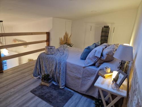 1 dormitorio con 1 cama y 1 mesa con lámpara en La Mata primera línea de playa, en Torrevieja