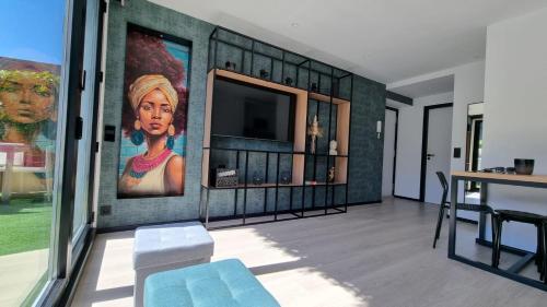 uma sala de estar com uma grande pintura na parede em La Terraza del Àtico em Vigo