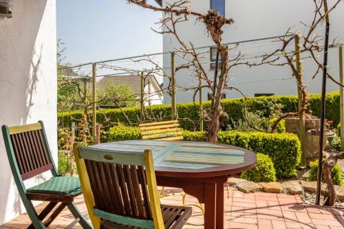 a patio table and chairs on a patio at Obst- Ferienhof Ragg in Immenstaad am Bodensee