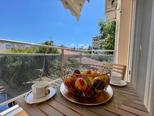 een fruitschaal op een tafel op een balkon bij Fterna Apartment in Perea