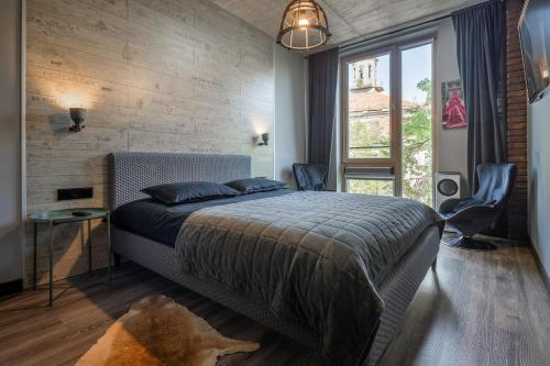 Postel nebo postele na pokoji v ubytování Manto Loft style apartment